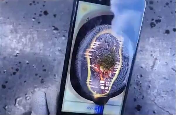 当iPhone 7遇上世界最亮手电筒：屏幕熔了